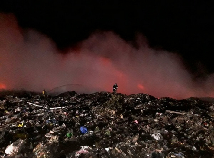 Масштабна пожежа: у Прилуках вже добу гасять сміттєзвалище. Фото і відео