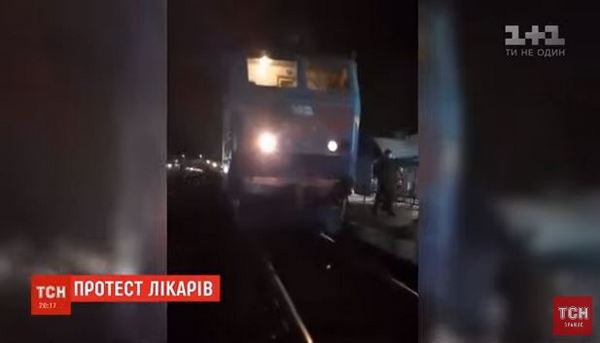 Медики з Ніжина заблокували рух потягів, бо їм відмовили у проїзді на Київ. Відео