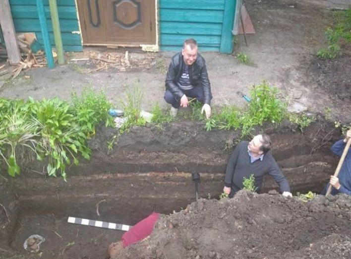 Що таять шари ґрунту біля садиби Лисянських? Фото