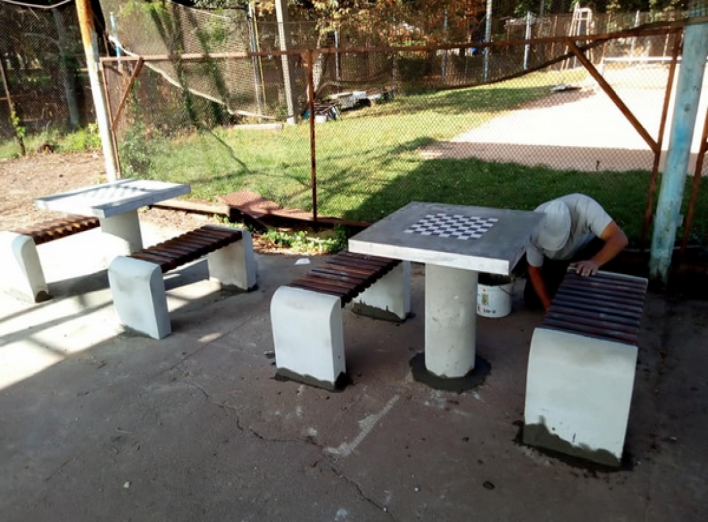 У парку Шевченка встановили "антивандальні" столи для гри в теніс та шахи