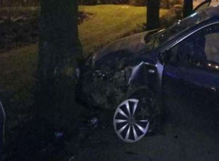 У Ніжині Mazda в'їхала в дерево: постраждало троє осіб
