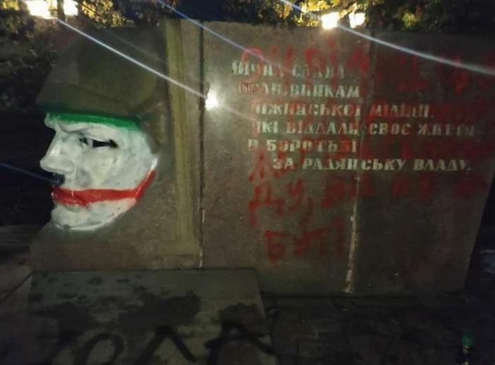 У сквері Гоголя знову поглумилися над пам'ятником бійцям НКВС. Фото