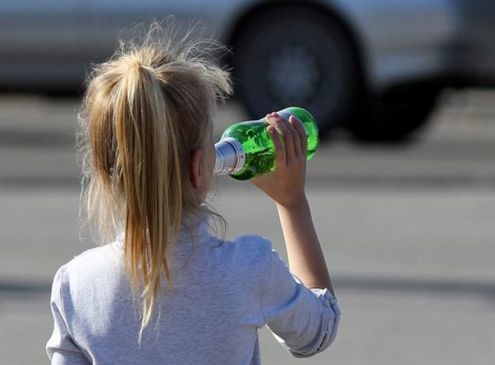 На Чернігівщині 8-річна дівчинка отруїлася алкоголем