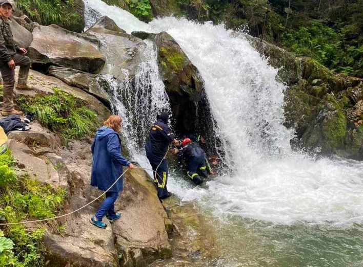 Під час екскурсії на водоспад у Карпатах загинула дитина фото