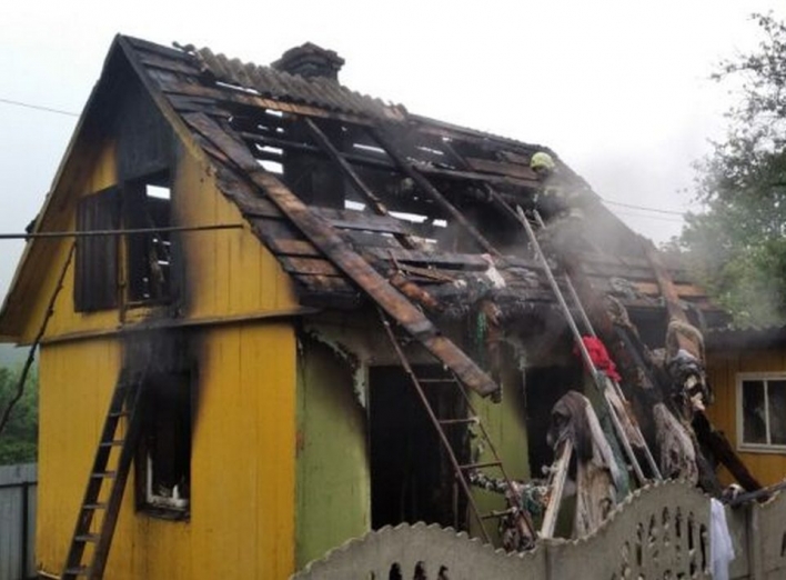 На Ніжинщині пожежа літньої кухні зачепила й хату