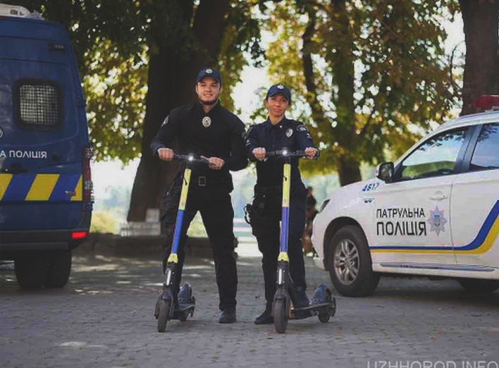 Українські поліцейські почнуть патрулювати вулиці на самокатах фото