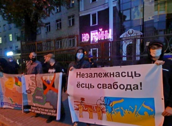 Активісти провели акцію під посольством Білорусі: "Путін - загроза всьому людству" фото