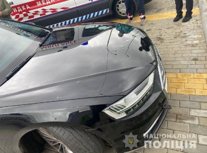 Під Києвом невідомі обстріляли авто першого помічника президента Шефіра, поранений водій. Що відомо фото