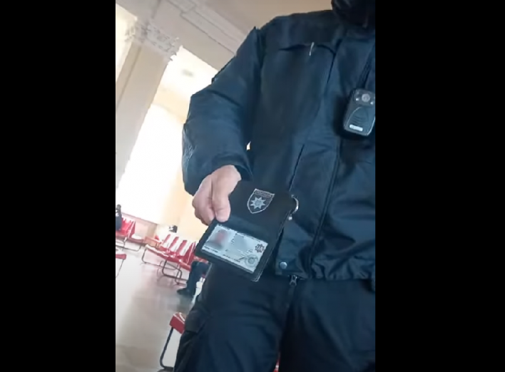 Чернігівський патрульний заборонив чоловіку їсти пиріжок без вдягнутої маски (відео) фото