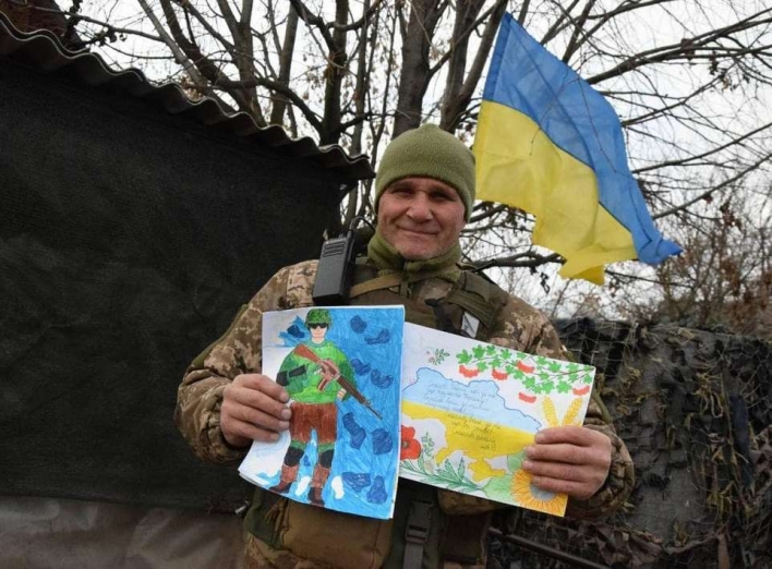 Маленькі українці підтримують захисників малюнками фото