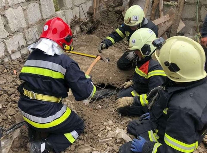 Рятувальники визволили чоловіка на якого впала бетонна плита фото Рятувальники визволили чоловіка на якого впала бетонна плита фото