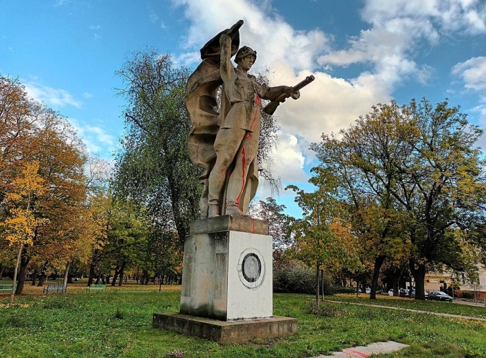 У Чехії невідомі домалювали "крадену" пральну машину до пам’ятника солдату Червоної армії. фото