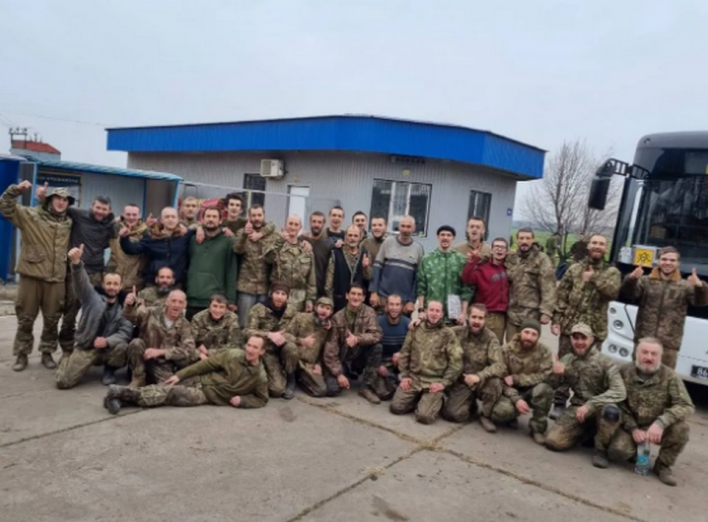 "Наші вдома": Україна провела новий обмін полоненими фото