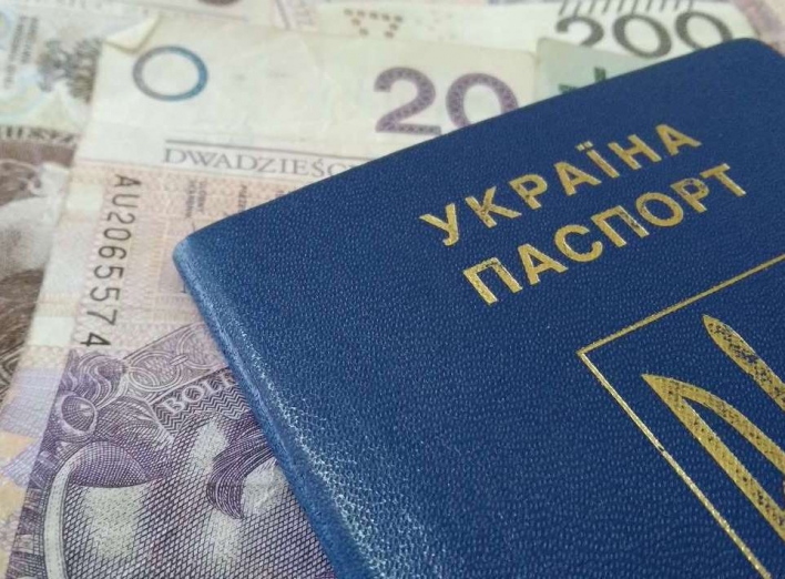 Українцям у Польщі виплатять фінансову допомогу: хто має право отримати гроші фото