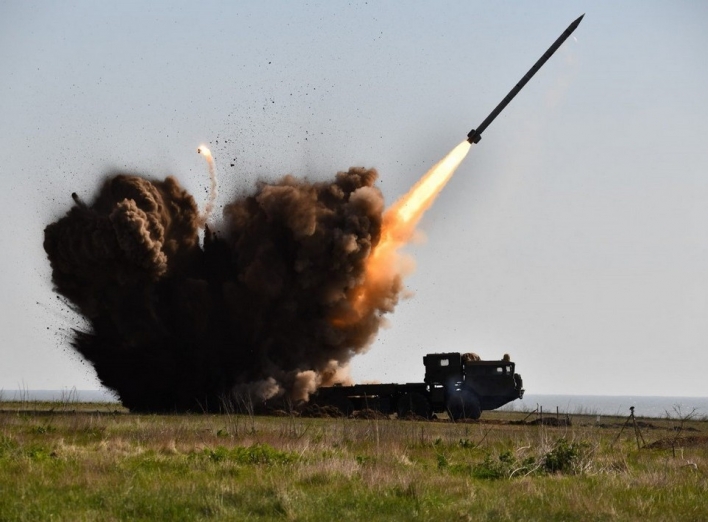 Масована ракетна атака по Україні: в Києві є влучання, по областях країни працює ППО фото