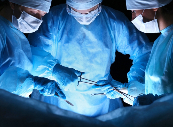 Українські хірурги провели операцію на серці під час вимкнення світла фото