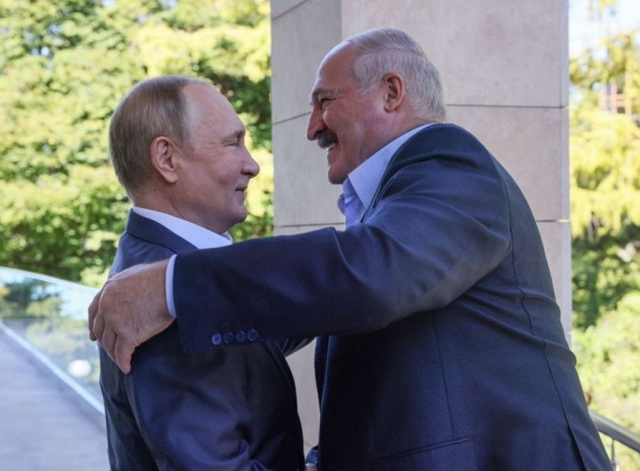 Хоче, але не наважується: чому Лукашенко не дає наказ на вторгнення до України фото