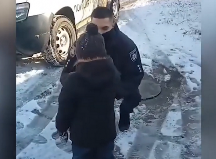 Українські поліцейські стали чарівниками для 3-річного Матвійчика (Відео)