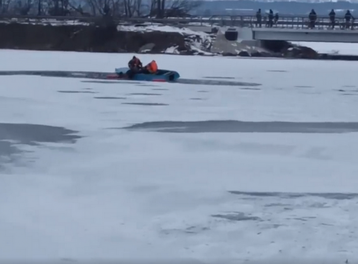 Трагедія на кризі: на Хмельниччині двоє рибалок провалилися під лід фото