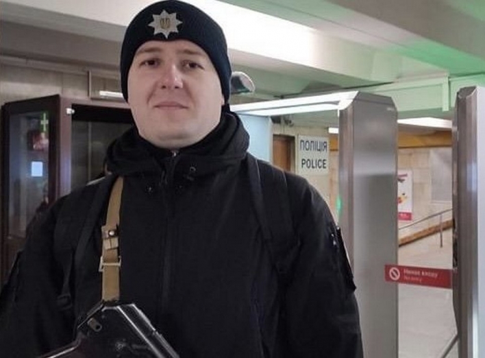 У Києві в переході поліцейський врятував чоловіка: у пасажира зупинялось серце фото