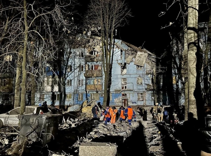Війська РФ вдарили по Запоріжжю, зруйновано багатоповерхівку: є загиблі  фото