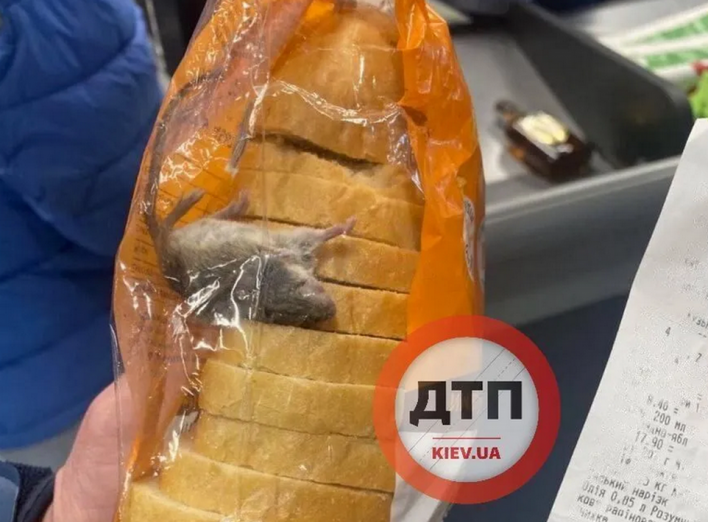 Киянин придбав хліб із "сюрпризом": мертва миша в подарунок. Фото фото