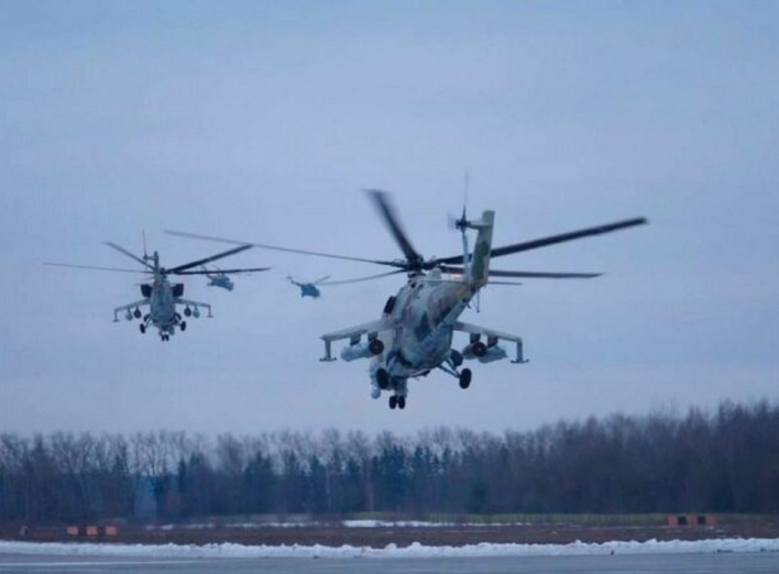 На білоруських аеродромах зафіксовано активність російських вертольотів: що відомо?  фото