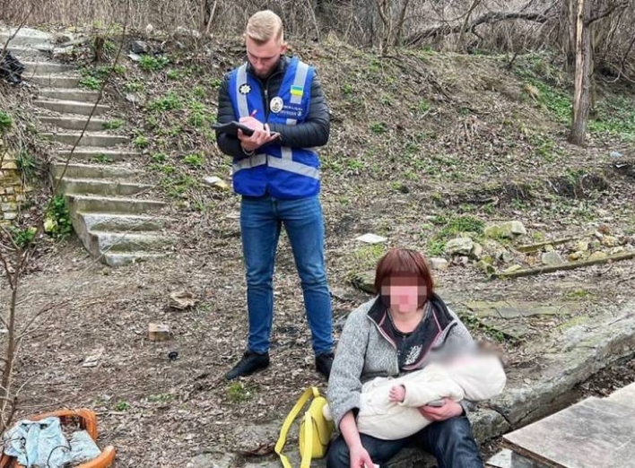 У Києві вилучили немовля у матері, яка виховувала сина у закинутій недобудові фото
