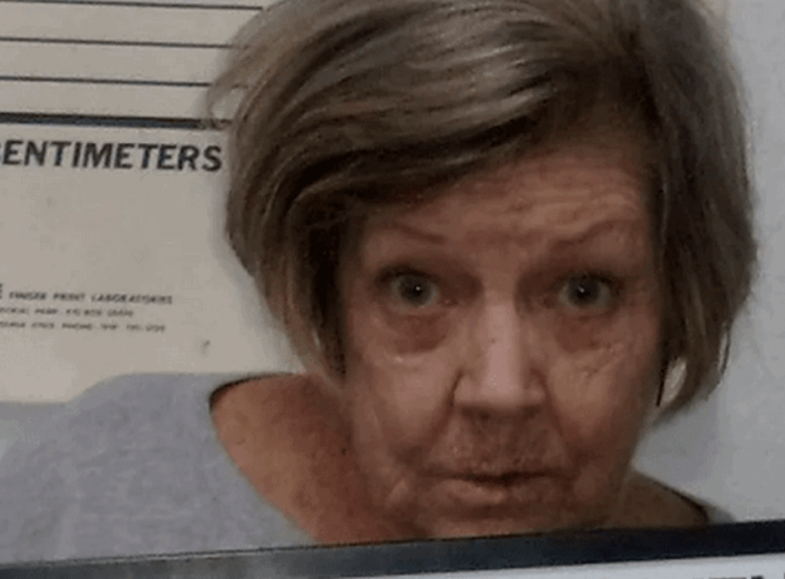 78-річна жінка пограбувала банк і попросила вибачення перед касиром фото