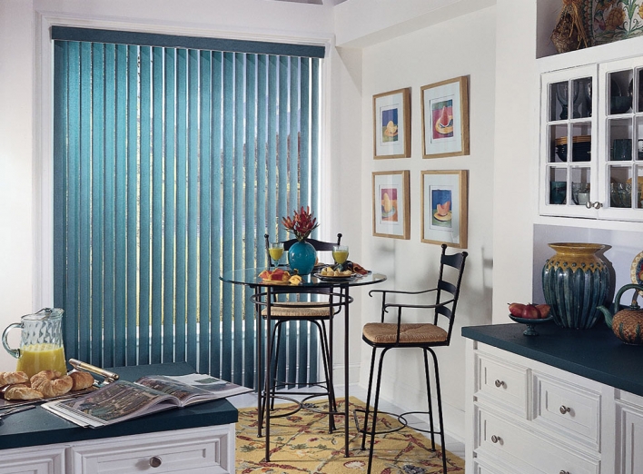 Вертикальные жалюзи в интерьере современной квартиры или дома