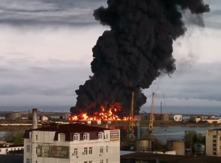 У Севастополі паніка: наслідки "бавовни" на нафтобазі фото