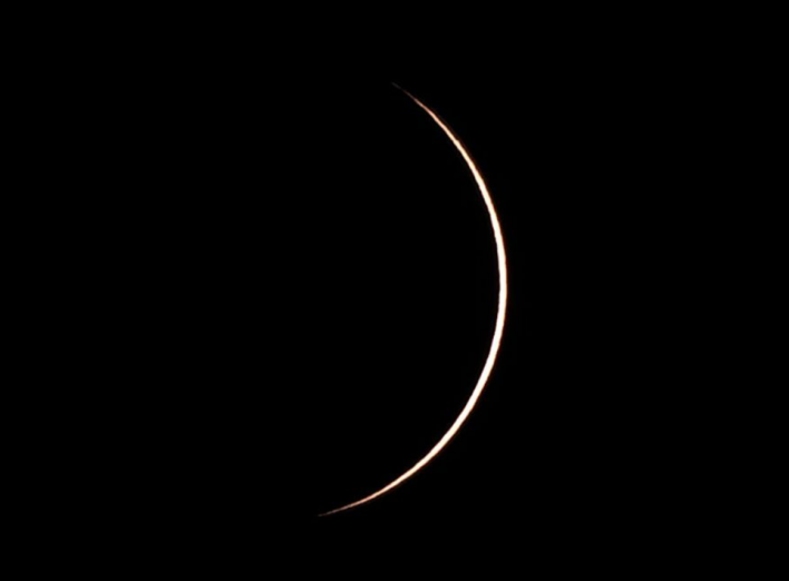 Рідкісне місячне затемнення 5 травня фото
