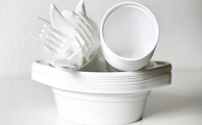 Преимущества использование пластиковой посуды