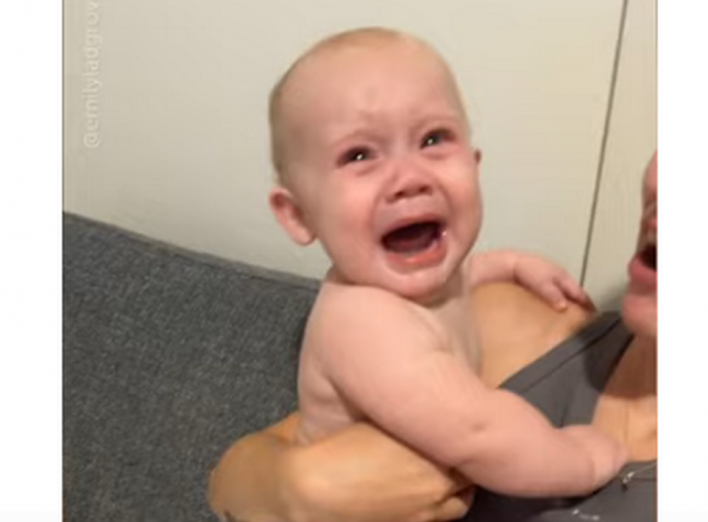 Чорна косметична маска налякала малюка (ВІДЕО) фото