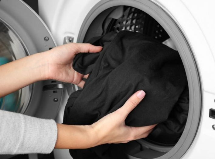 Як повернути чорний колір речам після прання фото