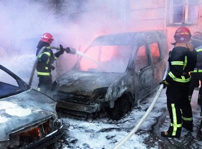 На Чернігівщині через зварювальні роботи сталася пожежа: згоріла будівля та авто фото