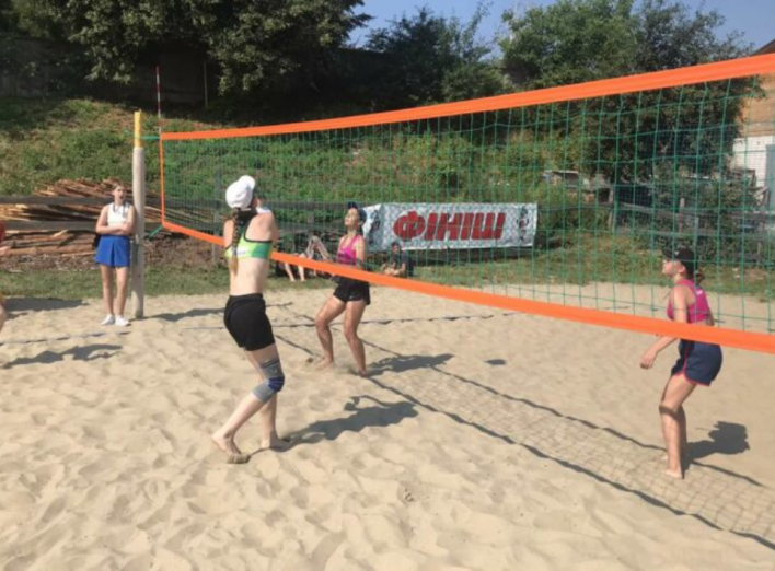 У Чернігові відбулися змагання з пляжного волейболу серед юнаків та дівчат (Фото) фото