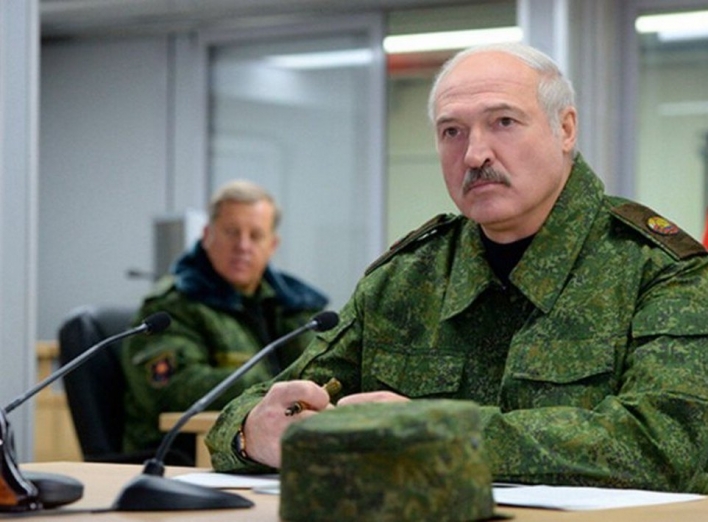 Лукашенко заявив, що наказав привести армію Білорусі в повну боєготовність фото