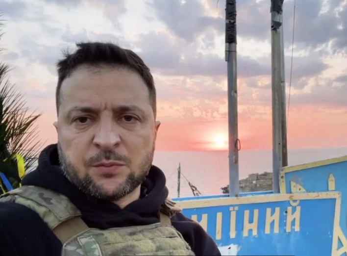 "Дякую воїнам за ці 500 діб": Володимир Зеленський прибув на острів Зміїний (відео) фото