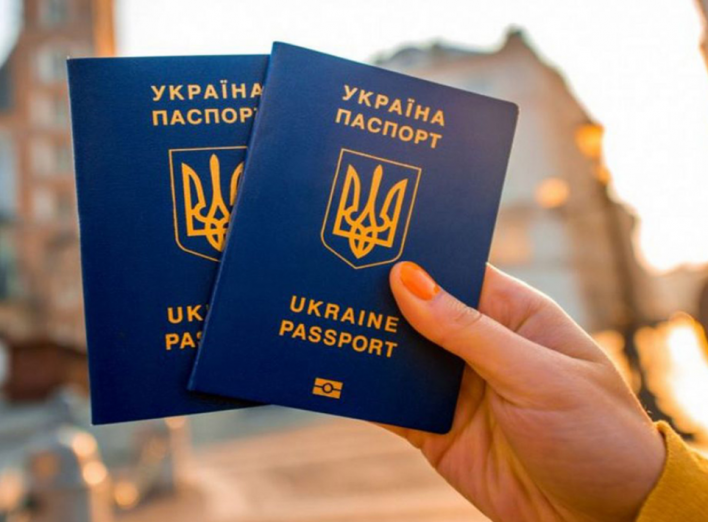 Устигніть до 1 серпня: українцям знову потрібно вклеювати фото у паспорт