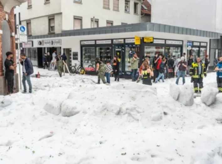 30 см граду: у Німеччині довелося застосувати снігоприбиральну техніку для очистки вулиць від льоду фото
