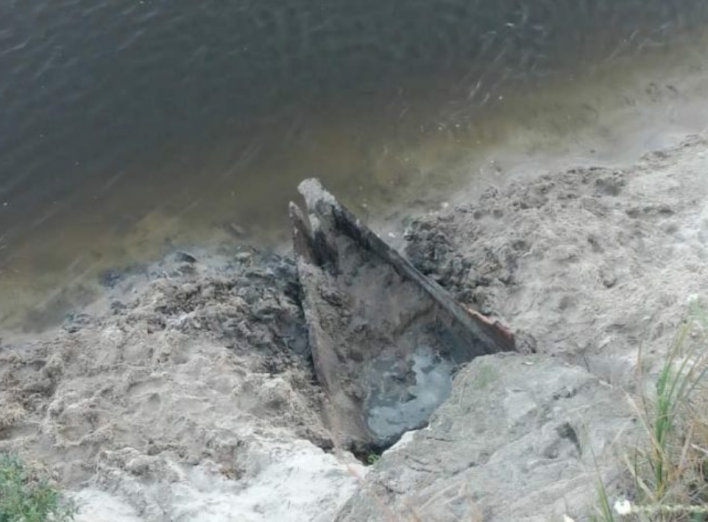 На березі однієї з річок Чернігівщини виявили стародавній човен (Фото) фото