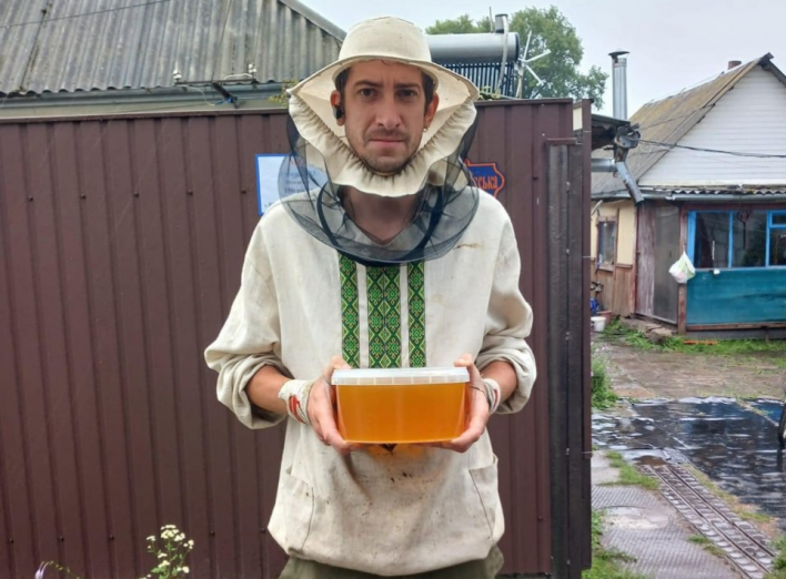 Пасічник з Ніжина передав 30 літрів меду на ЗСУ фото