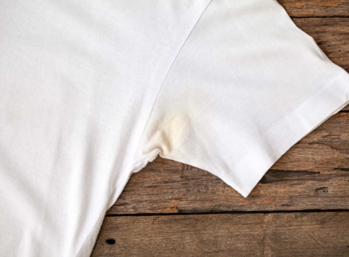 Чим не можна виводити плями поту на білому одязі, щоб не зіпсувати його: подробиці фото