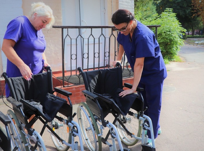 Ніжинська лікарня отримала інвалідні візки  фото