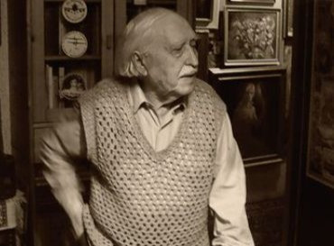 Народився в Ніжині. До 12 років жив у Крутах (на Ніжинщині). Згодом емігрував до Австрії. Член об'єднання українських письменників на еміґрації «Слово», Спілки аргентинських письменників SADE.