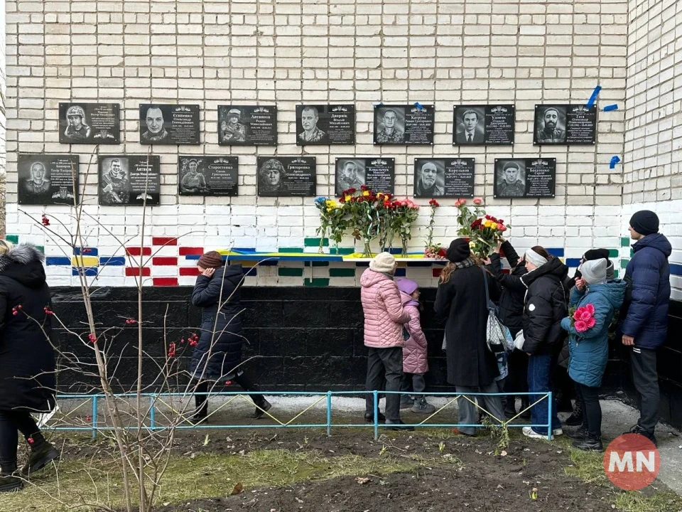 У Ніжинській ЗОШ № 15 відкрили меморіалні дошки загиблим Воїнам (Фото) фото №12