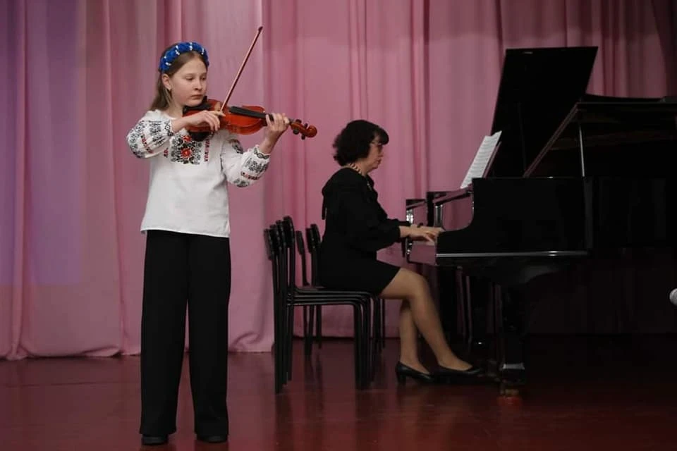 У Ніжинській музичній школі на благодійному концерті зібрали 10 тисяч гривень на тепловізор (Фото) фото №21