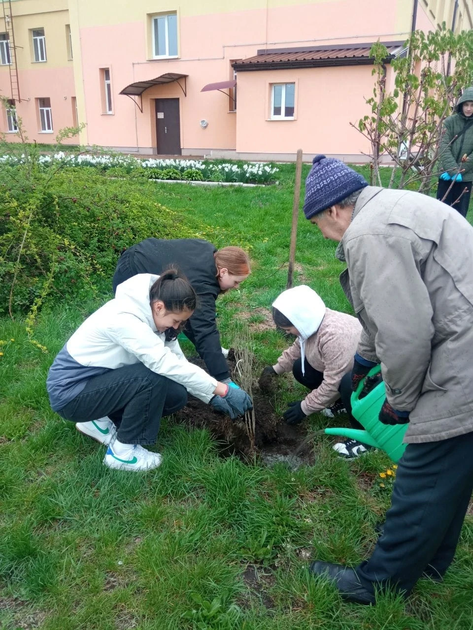 Озеленення Ніжина: учні Ніжинської гімназії №10 висадили дерева фото №1