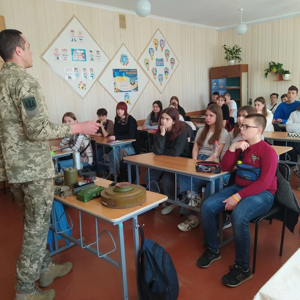 Учні Ніжинської гімназії №3 зустрілися із саперами та кінологами: як це відбувалося фото №5